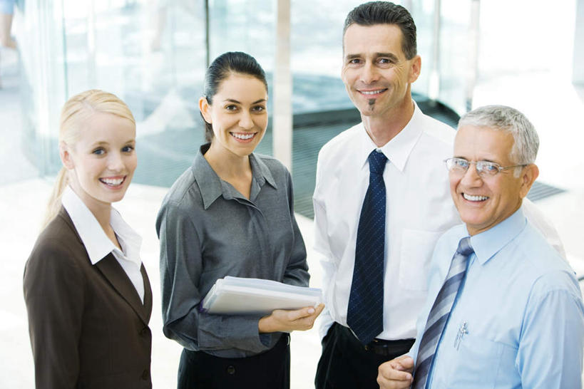 西方人,背部,四个人,同事,商务人士,商务男性,商务女性,站,笑,微笑,露齿笑,横图,俯视,室内,白天,衬衫,成功,合作,团队,集体,信心,门,欧洲,欧洲人,套装,材料,档案,文件,注视,队伍,资料,门框,观察,看,站着,观看,察看,领导,成就,关注,文档,商务装,合伙,领袖,工薪阶层,老年男性,男人,男性,年轻男性,年轻女性,女人,女性,白种人,白领,上班族,抬头,仰头,站立,半身,彩图,高角度拍摄,衬衣