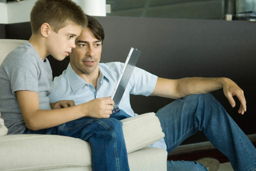 西方人,儿童,两个人,家庭,父亲,儿子,客厅,坐,横图,室内,白天,正面,纯洁,电脑,笔记本电脑,沙发,欧洲,欧洲人,服装,墙,拿,拿着,注视,休闲装,通讯设备,墙壁,墙面,小孩,衣服,观察,看,休闲,温暖,温馨,父子,一家人,休闲服,父爱,可爱,童年,童趣,服饰,观看,一台,和睦,察看,操作,起居室,关注,通信设备,布艺沙发,便携式电脑,童真,烂漫,无邪,客堂,天真,手提电脑,男孩,男人,男性,年轻男性,白种人,孩子,年轻人,坐着,半身,彩图,融洽,男生