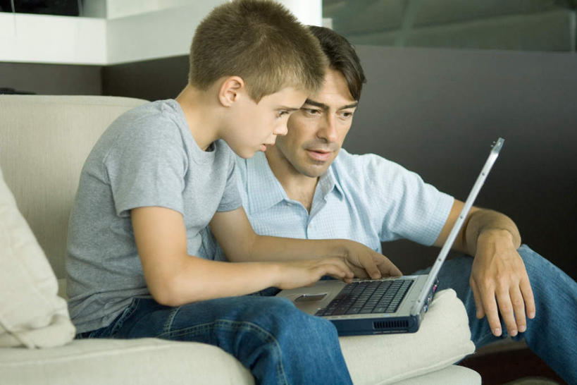 西方人,儿童,两个人,家庭,父亲,儿子,客厅,坐,横图,室内,白天,正面,纯洁,电脑,笔记本电脑,沙发,欧洲,欧洲人,服装,墙,拿,拿着,注视,休闲装,通讯设备,墙壁,墙面,小孩,衣服,观察,看,休闲,温暖,温馨,父子,一家人,休闲服,父爱,可爱,童年,童趣,服饰,观看,一台,和睦,察看,操作,起居室,关注,通信设备,布艺沙发,便携式电脑,童真,烂漫,无邪,客堂,天真,手提电脑,男孩,男人,男性,年轻男性,白种人,孩子,年轻人,坐着,半身,彩图,融洽,男生