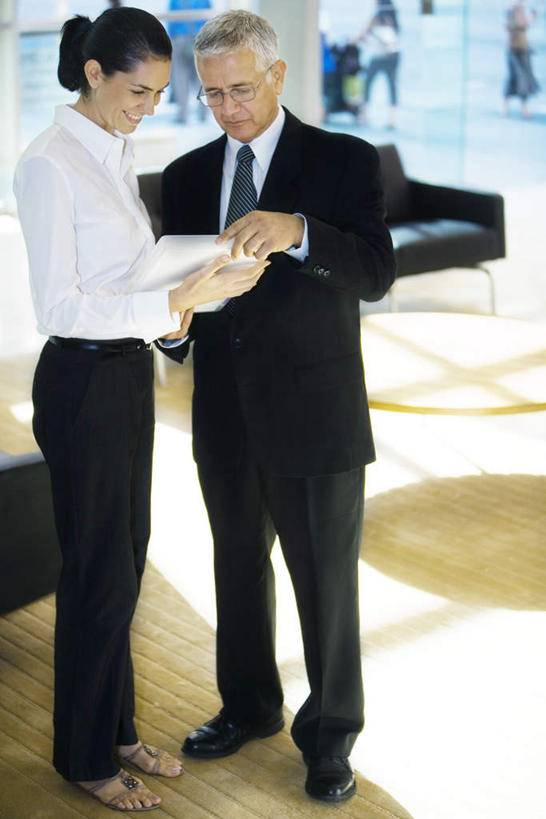 西方人,背部,两个人,商务人士,商务男性,商务女性,站,笑,微笑,露齿笑,竖图,俯视,室内,白天,衬衫,欧洲,欧洲人,套装,材料,瓷砖,档案,地砖,文件,地面,注视,资料,低头,观察,看,站着,观看,察看,关注,文档,商务装,工薪阶层,老年男性,男人,男性,年轻女性,女人,女性,白种人,白领,上班族,站立,彩图,高角度拍摄,全身,衬衣