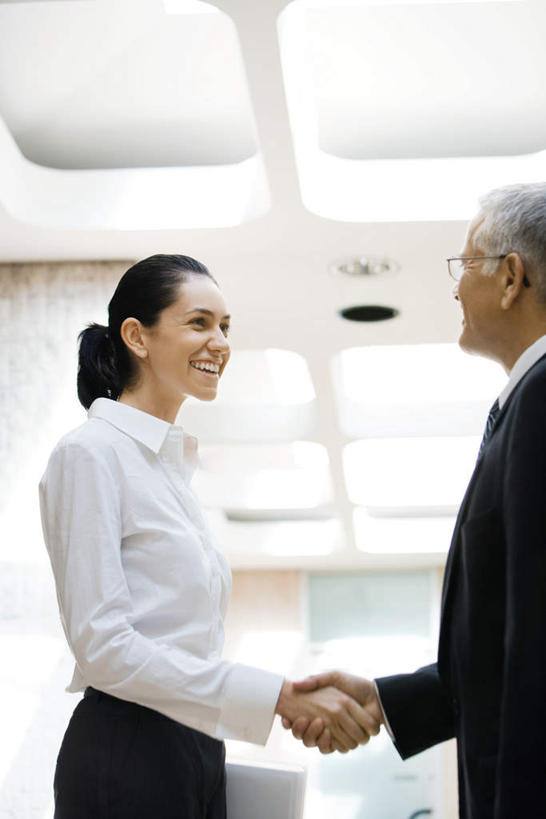 西方人,背部,两个人,商务人士,商务男性,商务女性,站,握手,笑,微笑,露齿笑,竖图,室内,白天,仰视,衬衫,门,欧洲,欧洲人,套装,墙,注视,墙壁,墙面,门框,观察,看,站着,观看,察看,关注,商务装,工薪阶层,男人,男性,年轻男性,年轻女性,女人,女性,白种人,白领,上班族,拉手,手拉手,手握手,站立,半身,彩图,低角度拍摄,衬衣