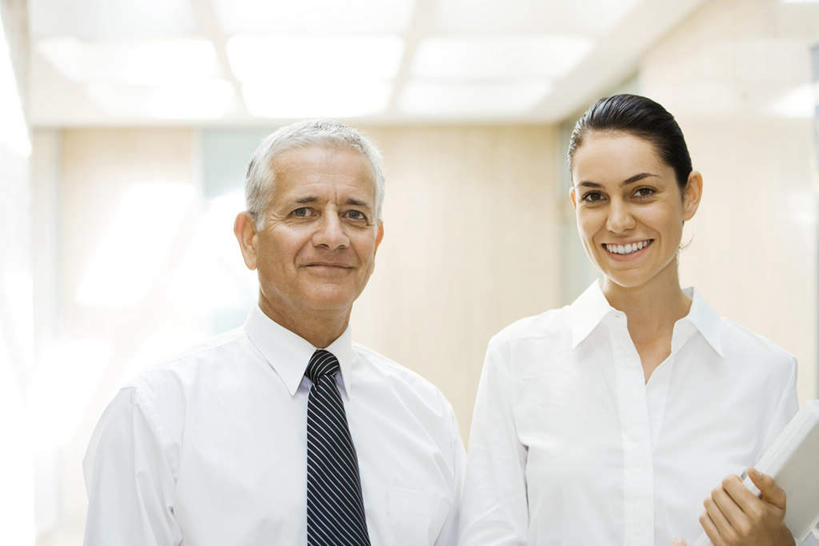 西方人,背部,两个人,商务人士,商务男性,商务女性,站,笑,微笑,露齿笑,横图,室内,白天,正面,衬衫,欧洲,欧洲人,套装,材料,档案,文件,墙,灯光,注视,吊灯,墙壁,墙面,灯,资料,灯具,观察,看,站着,观看,察看,照明设备,关注,文档,商务装,工薪阶层,男人,男性,年轻男性,年轻女性,女人,女性,白种人,白领,上班族,站立,半身,彩图,衬衣