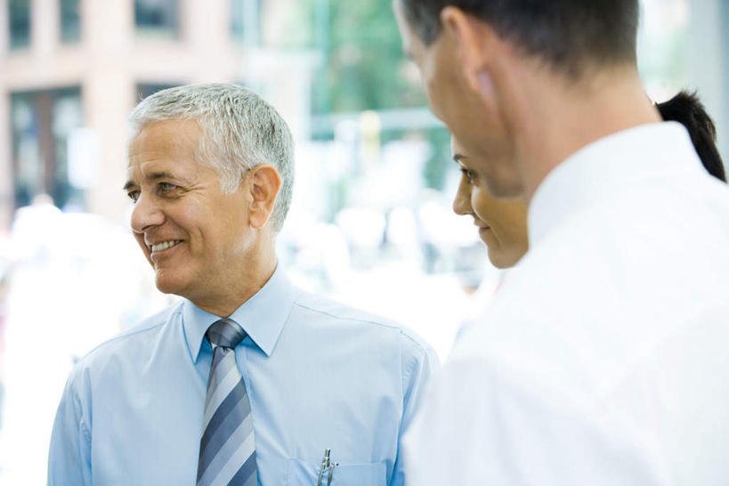 西方人,背部,三个人,同事,商务人士,商务男性,商务女性,家,站,笑,微笑,露齿笑,横图,室内,白天,正面,衬衫,成功,合作,团队,集体,信心,窗户,落地窗,欧洲,欧洲人,套装,朦胧,模糊,房屋,屋子,注视,队伍,楼房,玻璃窗,住宅,观察,看,站着,观看,察看,领导,成就,关注,商务装,合伙,领袖,工薪阶层,老年男性,男人,男性,年轻男性,年轻女性,女人,女性,白种人,白领,上班族,站立,半身,彩图,衬衣,房子