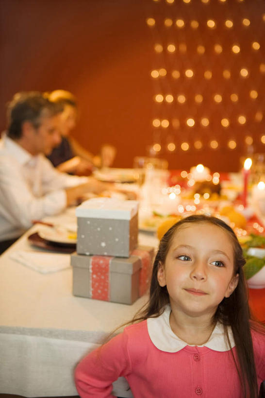 西方人,儿童,三个人,家庭,站,吃,竖图,俯视,室内,白天,纯洁,餐桌,桌子,餐具,蜡烛,礼盒,礼物,欧洲,欧洲人,服装,壁灯,碟子,火焰,盘,纸盒,烛光,灯光,燃烧,注视,休闲装,灯,盒子,小孩,衣服,包装盒,盘子,礼品盒,灯具,碟,点燃,观察,看,站着,休闲,温暖,温馨,一家人,休闲服,可爱,童年,童趣,服饰,礼品,餐台,观看,和睦,察看,照明设备,关注,童真,烂漫,无邪,天真,男人,男性,年轻男性,年轻女性,女孩,女人,女性,白种人,嚼,食,抬头,仰头,站立,半身,彩图,高角度拍摄,融洽,女生