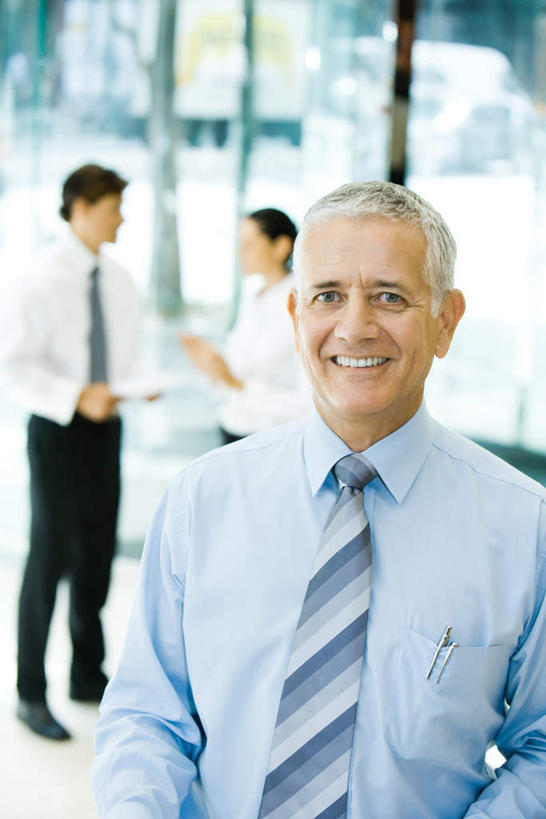 西方人,背部,三个人,同事,商务人士,商务男性,商务女性,站,笑,微笑,露齿笑,竖图,俯视,室内,白天,衬衫,成功,合作,团队,集体,信心,窗户,落地窗,欧洲,欧洲人,套装,注视,队伍,玻璃窗,相视,观察,看,站着,面对面,观看,对视,察看,领导,成就,关注,相对,商务装,合伙,领袖,工薪阶层,相看,男人,男性,年轻男性,年轻女性,女人,女性,白种人,白领,上班族,站立,半身,彩图,高角度拍摄,衬衣