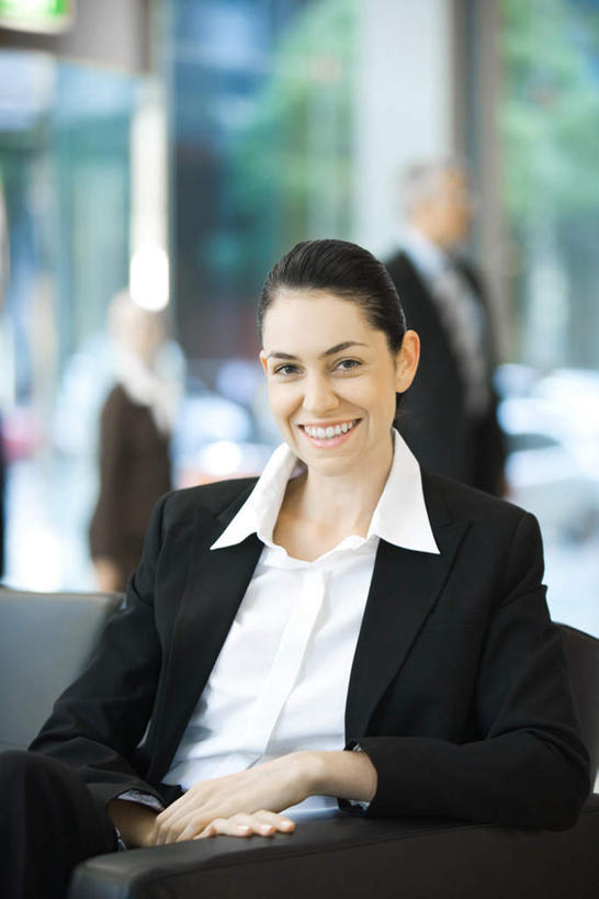 西方人,背部,三个人,同事,商务人士,商务男性,商务女性,站,笑,微笑,露齿笑,竖图,室内,白天,正面,衬衫,成功,合作,团队,集体,信心,窗户,落地窗,汽车,欧洲,欧洲人,许多,套装,朦胧,模糊,注视,队伍,玻璃窗,车,交通工具,轿车,观察,看,站着,观看,察看,领导,成就,关注,商务装,合伙,领袖,工薪阶层,男人,男性,年轻男性,年轻女性,女人,女性,白种人,白领,上班族,站立,半身,彩图,衬衣