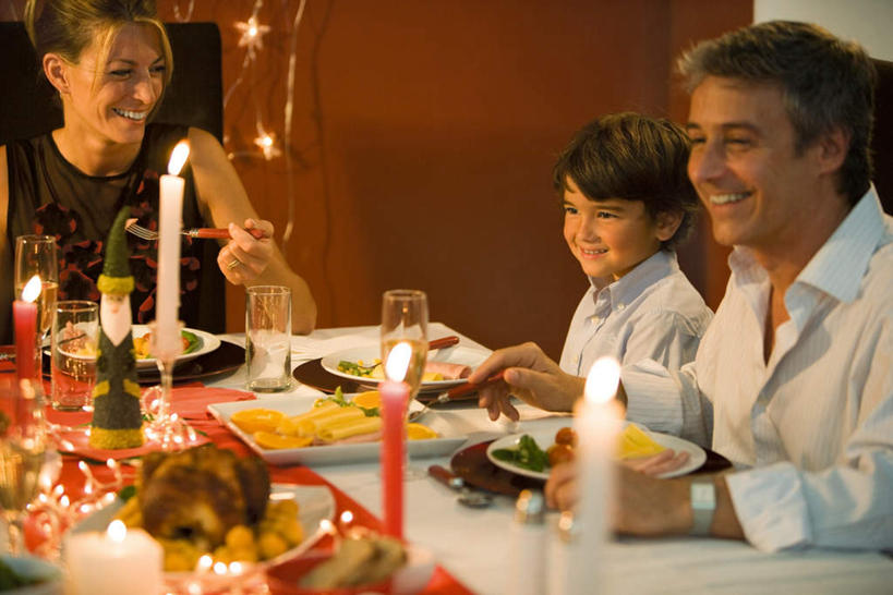 西方人,儿童,三个人,家庭,站,笑,吃,微笑,露齿笑,横图,俯视,室内,白天,纯洁,餐桌,桌子,餐具,蜡烛,欧洲,欧洲人,服装,壁灯,碟子,火焰,盘,烛光,灯光,燃烧,注视,休闲装,灯,食物,小孩,衣服,盘子,灯具,碟,点燃,观察,看,站着,休闲,温暖,温馨,一家人,休闲服,可爱,童年,童趣,服饰,餐台,观看,和睦,察看,照明设备,关注,童真,烂漫,无邪,天真,男孩,男人,男性,年轻男性,年轻女性,女人,女性,白种人,嚼,食,抬头,仰头,站立,半身,彩图,高角度拍摄,融洽,男生