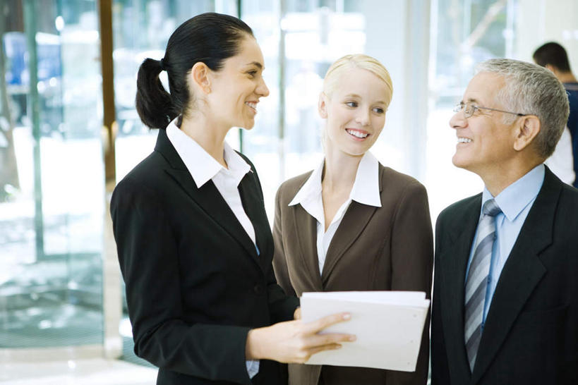 西方人,背部,三个人,同事,商务人士,商务男性,商务女性,站,笑,微笑,露齿笑,横图,室内,白天,正面,衬衫,成功,合作,团队,集体,信心,植物,窗户,落地窗,欧洲,欧洲人,套装,材料,档案,文件,注视,队伍,玻璃窗,树,树木,绿色,自然,资料,观察,看,站着,生长,成长,观看,察看,领导,成就,关注,文档,商务装,合伙,领袖,工薪阶层,男人,男性,年轻男性,年轻女性,女人,女性,白种人,白领,上班族,站立,半身,彩图,衬衣