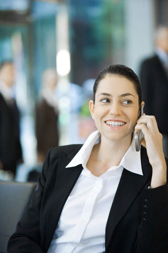 西方人,背部,三个人,同事,商务人士,商务男性,商务女性,坐,笑,打电话,微笑,露齿笑,竖图,室内,白天,正面,衬衫,成功,合作,团队,集体,信心,植物,窗户,落地窗,电话,手机,欧洲,欧洲人,套装,朦胧,模糊,听,注视,通讯设备,队伍,玻璃窗,树,树木,绿色,自然,观察,看,生长,成长,观看,察看,领导,成就,关注,商务装,合伙,领袖,工薪阶层,交流,男人,男性,年轻男性,年轻女性,女人,女性,白种人,白领,上班族,通话,坐着,半身,彩图,衬衣