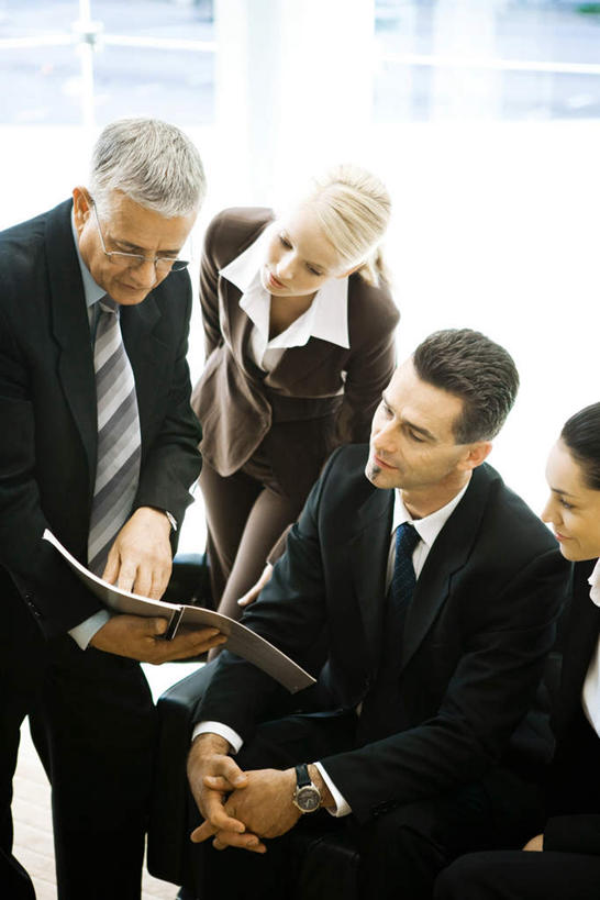 西方人,背部,四个人,同事,商务人士,商务男性,商务女性,坐,笑,微笑,露齿笑,竖图,俯视,室内,白天,衬衫,成功,合作,团队,集体,信心,窗户,落地窗,欧洲,欧洲人,套装,材料,档案,文件,注视,队伍,玻璃窗,资料,观察,看,观看,察看,领导,成就,关注,文档,商务装,合伙,领袖,工薪阶层,老年男性,男人,男性,年轻男性,年轻女性,女人,女性,白种人,白领,上班族,坐着,半身,彩图,高角度拍摄,衬衣