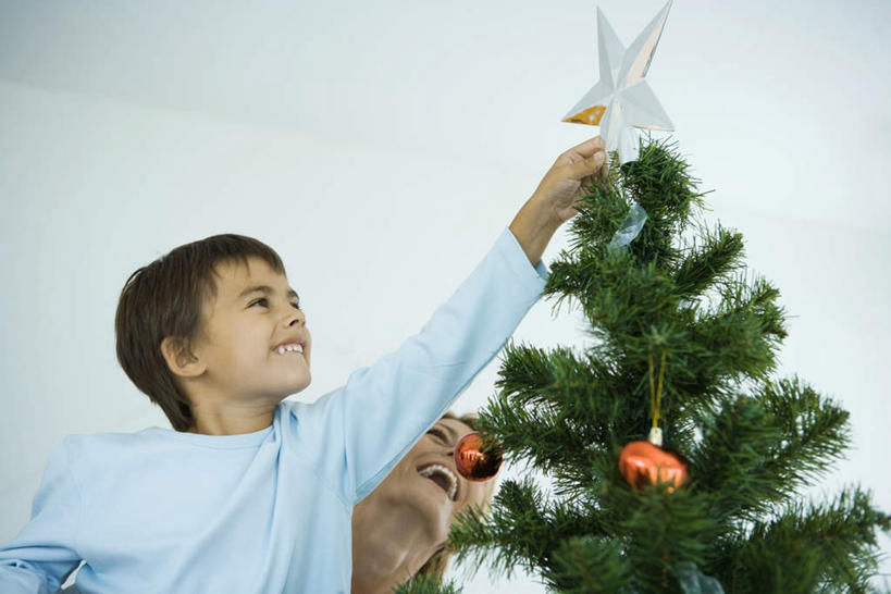 西方人,儿童,两个人,母亲,女儿,站,抱,横图,室内,白天,仰视,纯洁,植物,欧洲,圣诞节,欧洲人,服装,节日,庆祝,墙,星星,圣诞树,一颗,注视,休闲装,文化,墙壁,墙面,装饰品,树,树木,小孩,衣服,绿色,自然,观察,看,站着,庆典,休闲,母女,休闲服,可爱,母爱,童年,童趣,抬手,服饰,生长,成长,抱着,观看,纪念,察看,搂着,关注,童真,烂漫,无邪,天真,男孩,男人,男性,年轻女性,女人,女性,白种人,搂,搂抱,站立,半身,彩图,低角度拍摄,男生