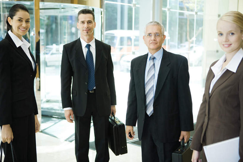 西方人,背部,四个人,同事,商务人士,商务男性,商务女性,站,笑,微笑,露齿笑,横图,室内,白天,正面,衬衫,成功,合作,团队,集体,信心,窗户,落地窗,欧洲,欧洲人,套装,朦胧,模糊,包,材料,档案,公文包,文件,注视,队伍,玻璃窗,资料,观察,看,站着,公事包,观看,察看,领导,成就,关注,文档,商务装,合伙,领袖,工薪阶层,老年男性,男人,男性,年轻男性,年轻女性,女人,女性,白种人,白领,上班族,站立,半身,彩图,衬衣