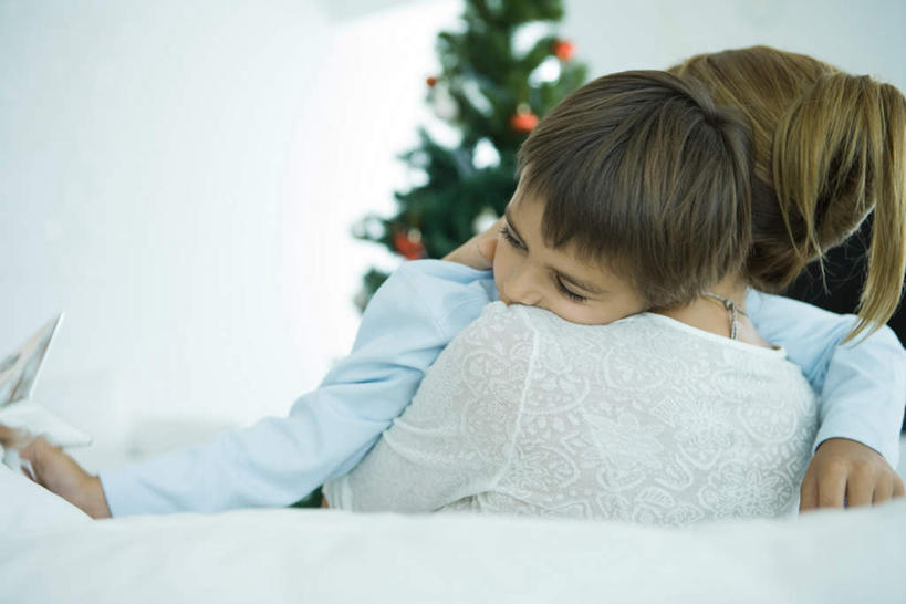 西方人,儿童,背部,两个人,母亲,女儿,坐,抱,横图,室内,白天,正面,纯洁,植物,欧洲,圣诞节,欧洲人,服装,节日,庆祝,墙,圣诞树,一颗,注视,休闲装,文化,墙壁,墙面,装饰品,树,树木,小孩,衣服,绿色,自然,观察,看,庆典,休闲,母女,休闲服,可爱,母爱,童年,童趣,抬手,服饰,生长,成长,抱着,观看,纪念,察看,搂着,关注,童真,烂漫,无邪,天真,男孩,男人,男性,年轻女性,女人,女性,白种人,搂,搂抱,坐着,半身,彩图,男生