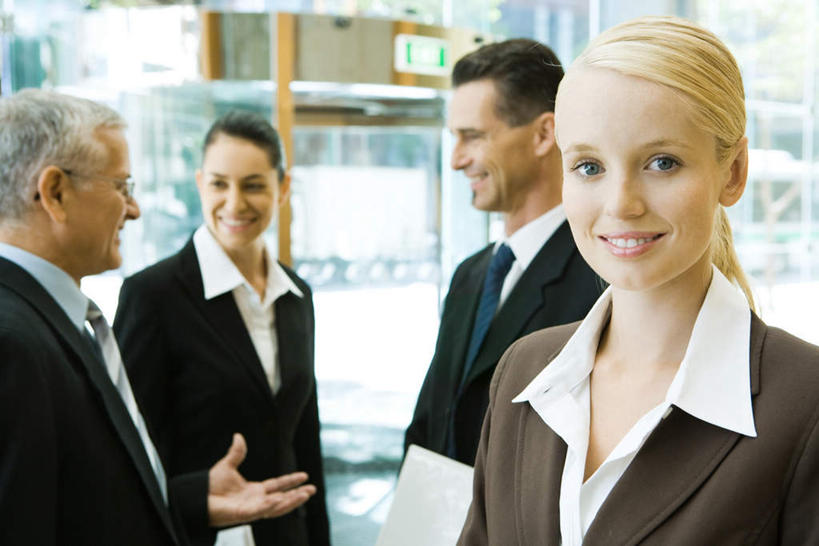 西方人,背部,四个人,同事,商务人士,商务男性,商务女性,站,笑,微笑,露齿笑,横图,室内,白天,正面,衬衫,成功,合作,团队,集体,信心,窗户,落地窗,欧洲,欧洲人,套装,材料,档案,文件,注视,队伍,玻璃窗,相视,资料,观察,看,站着,面对面,观看,对视,察看,领导,成就,关注,文档,相对,商务装,合伙,领袖,工薪阶层,相看,男人,男性,年轻男性,年轻女性,女人,女性,白种人,白领,上班族,站立,半身,彩图,衬衣