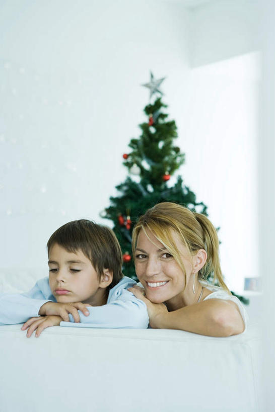 西方人,儿童,两个人,母亲,女儿,坐,笑,微笑,露齿笑,竖图,室内,白天,正面,纯洁,植物,沙发,欧洲,圣诞节,欧洲人,阴影,服装,节日,庆祝,光线,影子,墙,圣诞树,一颗,注视,休闲装,文化,墙壁,墙面,装饰品,树,树木,小孩,衣服,绿色,阳光,自然,扶,观察,看,庆典,休闲,母女,休闲服,可爱,母爱,童年,童趣,服饰,生长,成长,观看,纪念,察看,关注,童真,烂漫,无邪,天真,男孩,男人,男性,年轻女性,女人,女性,白种人,坐着,半身,彩图,男生,皮沙发