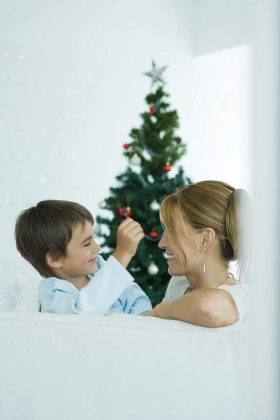 西方人,儿童,两个人,母亲,女儿,坐,笑,微笑,露齿笑,竖图,室内,白天,侧面,纯洁,植物,沙发,欧洲,圣诞节,欧洲人,阴影,服装,节日,庆祝,光线,影子,墙,圣诞树,一颗,注视,休闲装,文化,相视,墙壁,墙面,装饰品,树,树木,小孩,衣服,绿色,阳光,自然,扶,观察,看,庆典,休闲,母女,面对面,休闲服,可爱,母爱,童年,童趣,服饰,生长,成长,观看,纪念,对视,察看,关注,相对,童真,烂漫,无邪,相看,天真,男孩,男人,男性,年轻女性,女人,女性,白种人,坐着,半身,彩图,男生,皮沙发