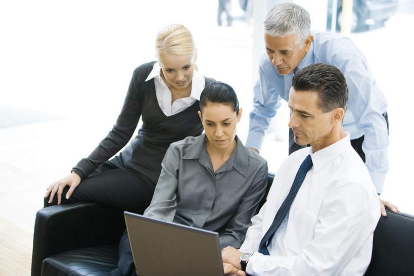 西方人,背部,四个人,同事,商务人士,商务男性,商务女性,坐,笑,微笑,露齿笑,横图,俯视,室内,白天,衬衫,成功,合作,团队,集体,信心,电脑,笔记本电脑,沙发,欧洲,欧洲人,套装,注视,通讯设备,队伍,观察,看,观看,一台,察看,操作,领导,成就,关注,通信设备,商务装,合伙,领袖,便携式电脑,工薪阶层,手提电脑,老年男性,男人,男性,年轻男性,年轻女性,女人,女性,白种人,白领,上班族,坐着,半身,彩图,高角度拍摄,衬衣,皮沙发