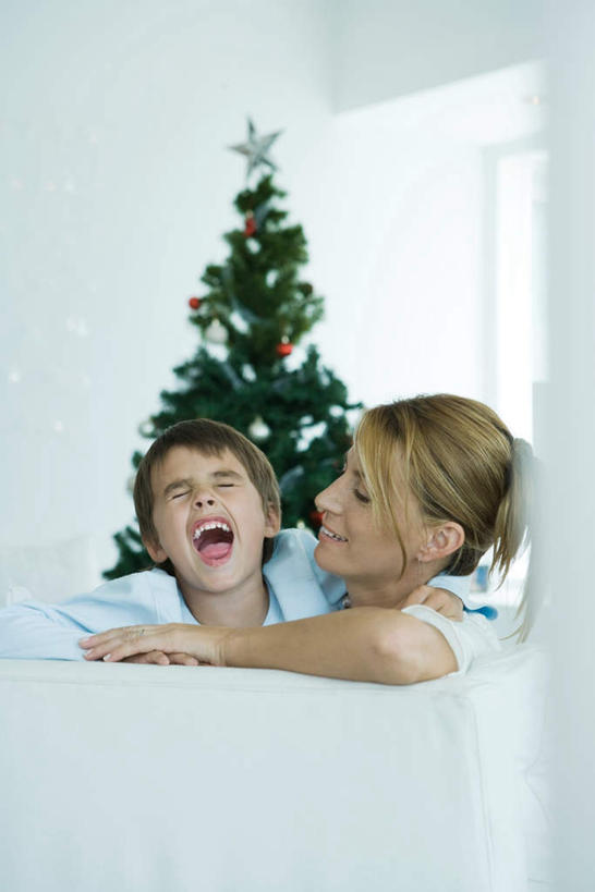 西方人,儿童,两个人,母亲,女儿,坐,闭眼,笑,微笑,露齿笑,竖图,室内,白天,正面,纯洁,植物,沙发,欧洲,圣诞节,欧洲人,阴影,服装,节日,庆祝,光线,影子,墙,圣诞树,一颗,休闲装,文化,墙壁,墙面,装饰品,树,树木,小孩,衣服,绿色,阳光,自然,扶,张嘴,庆典,休闲,母女,休闲服,可爱,母爱,童年,童趣,服饰,生长,成长,纪念,张大嘴巴,童真,烂漫,无邪,天真,男孩,男人,男性,年轻女性,女人,女性,白种人,张开嘴,闭眼睛,闭着眼,闭着眼睛,坐着,半身,彩图,男生,皮沙发