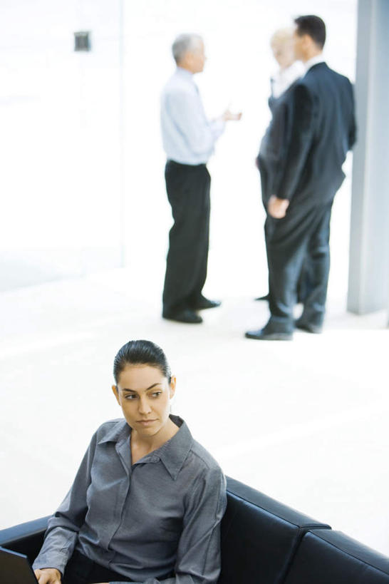 西方人,背部,四个人,同事,商务人士,商务男性,商务女性,站,笑,微笑,露齿笑,竖图,俯视,室内,白天,衬衫,成功,合作,团队,集体,信心,沙发,欧洲,欧洲人,套装,朦胧,模糊,瓷砖,地砖,地面,注视,队伍,观察,看,站着,转头,观看,察看,领导,成就,关注,商务装,合伙,领袖,工薪阶层,男人,男性,年轻男性,年轻女性,女人,女性,白种人,白领,上班族,站立,半身,彩图,高角度拍摄,衬衣,皮沙发