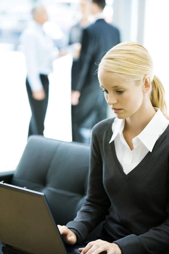 西方人,背部,四个人,同事,商务人士,商务男性,商务女性,站,笑,微笑,露齿笑,竖图,俯视,室内,白天,衬衫,成功,合作,团队,集体,信心,电脑,笔记本电脑,沙发,欧洲,欧洲人,套装,朦胧,模糊,注视,通讯设备,队伍,观察,看,站着,观看,一台,察看,领导,成就,关注,通信设备,商务装,合伙,领袖,便携式电脑,工薪阶层,手提电脑,男人,男性,年轻男性,年轻女性,女人,女性,白种人,白领,上班族,站立,半身,彩图,高角度拍摄,衬衣,皮沙发