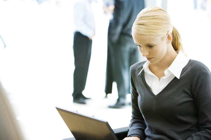 西方人,背部,四个人,同事,商务人士,商务男性,商务女性,站,笑,微笑,露齿笑,横图,俯视,室内,白天,衬衫,成功,合作,团队,集体,信心,窗户,沙发,欧洲,欧洲人,套装,朦胧,模糊,注视,队伍,玻璃窗,观察,看,靠,站着,转头,观看,察看,领导,成就,关注,商务装,合伙,领袖,工薪阶层,男人,男性,年轻男性,年轻女性,女人,女性,白种人,白领,上班族,站立,半身,彩图,高角度拍摄,衬衣,皮沙发