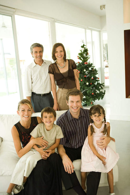 西方人,儿童,家庭,坐,抱,笑,微笑,露齿笑,竖图,俯视,室内,白天,纯洁,植物,窗户,地板,沙发,欧洲,圣诞节,欧洲人,服装,节日,庆祝,墙,圣诞树,地面,许多人,一颗,注视,休闲装,文化,木地板,玻璃窗,墙壁,墙面,装饰品,树,树木,小孩,衣服,绿色,自然,观察,看,庆典,休闲,温暖,温馨,一家人,休闲服,可爱,童年,童趣,服饰,生长,成长,抱着,观看,纪念,和睦,察看,搂着,关注,童真,烂漫,无邪,天真,男孩,男人,男性,年轻男性,年轻女性,女孩,女人,女性,白种人,怀抱,搂,搂抱,相抱,拥抱,坐着,半身,彩图,高角度拍摄,融洽,男生,女生,皮沙发