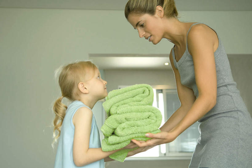 西方人,儿童,两个人,母亲,女儿,站,横图,室内,白天,仰视,纯洁,窗户,欧洲,欧洲人,服装,墙,拿,拿着,注视,休闲装,被子,玻璃窗,墙壁,墙面,小孩,衣服,低头,观察,看,站着,休闲,母女,休闲服,可爱,母爱,童年,童趣,服饰,观看,察看,关注,童真,烂漫,无邪,天真,年轻女性,女孩,女人,女性,白种人,站立,半身,彩图,低角度拍摄,女生