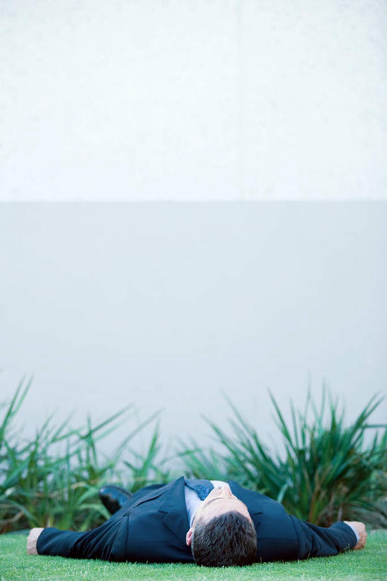 西方人,一个人,商务人士,商务男性,躺,竖图,俯视,室外,白天,衬衫,草地,草坪,植物,欧洲,欧洲人,仅一个男性,仅一个人,套装,墙,注视,墙壁,墙面,草,仅一个年轻男性,绿色,观察,看,观看,察看,关注,商务装,工薪阶层,卧着,男人,男性,年轻男性,白种人,白领,上班族,躺着,卧,彩图,高角度拍摄,全身,衬衣