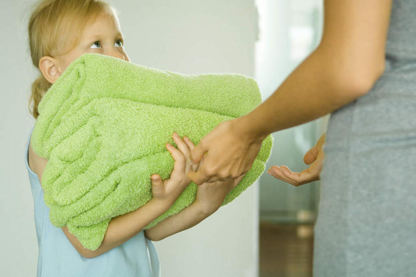 西方人,儿童,两个人,母亲,女儿,站,横图,室内,白天,正面,纯洁,地板,欧洲,欧洲人,服装,墙,地面,拿,拿着,注视,休闲装,被子,木地板,墙壁,墙面,小孩,衣服,观察,看,站着,休闲,母女,休闲服,可爱,母爱,童年,童趣,服饰,观看,察看,关注,童真,烂漫,无邪,天真,年轻女性,女孩,女人,女性,白种人,抬头,仰头,站立,半身,彩图,女生