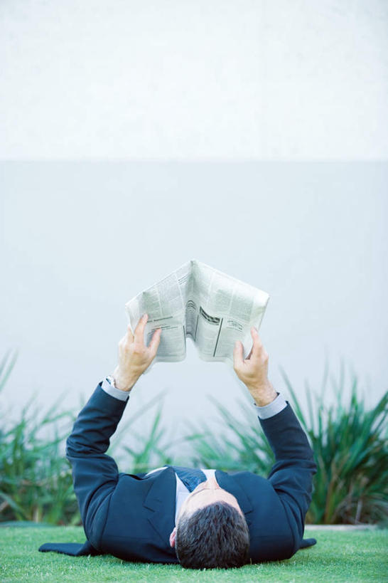 西方人,一个人,商务人士,商务男性,躺,竖图,俯视,室外,白天,衬衫,草地,草坪,植物,书籍,欧洲,欧洲人,仅一个男性,仅一个人,套装,墙,注视,墙壁,墙面,草,仅一个年轻男性,绿色,观察,看,观看,察看,关注,商务装,工薪阶层,卧着,男人,男性,年轻男性,白种人,白领,上班族,书,图书,躺着,卧,彩图,高角度拍摄,全身,衬衣