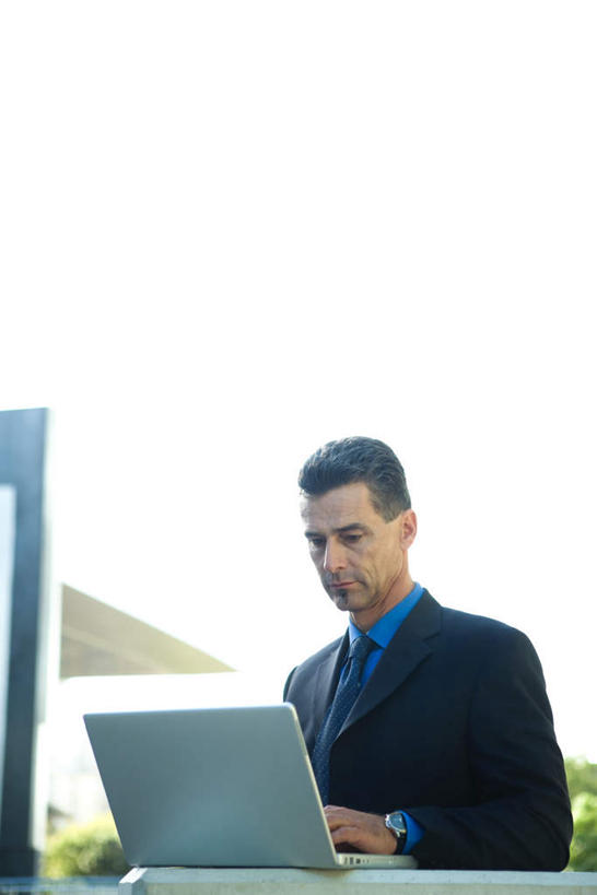 西方人,一个人,商务人士,商务男性,坐,竖图,室内,白天,仰视,衬衫,电脑,笔记本电脑,桌子,欧洲,欧洲人,仅一个男性,仅一个人,套装,办公桌,注视,通讯设备,仅一个年轻男性,观察,看,观看,察看,操作,关注,通信设备,商务装,便携式电脑,工薪阶层,手提电脑,男人,男性,年轻男性,白种人,白领,上班族,坐着,半身,彩图,低角度拍摄,衬衣