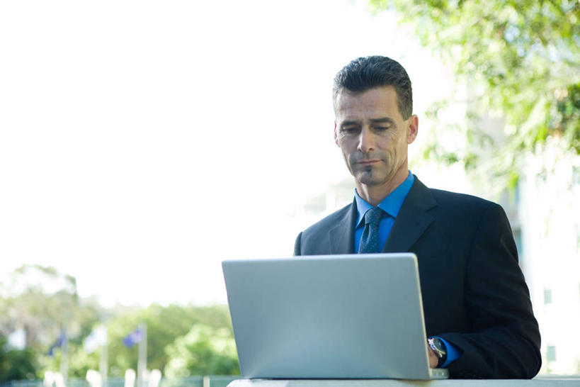 西方人,一个人,商务人士,商务男性,坐,横图,室内,白天,仰视,衬衫,电脑,笔记本电脑,植物,桌子,欧洲,欧洲人,仅一个男性,仅一个人,套装,办公桌,注视,通讯设备,树,树木,仅一个年轻男性,绿色,自然,观察,看,生长,成长,观看,一台,察看,操作,关注,通信设备,商务装,便携式电脑,工薪阶层,手提电脑,男人,男性,年轻男性,白种人,白领,上班族,坐着,半身,彩图,低角度拍摄,衬衣