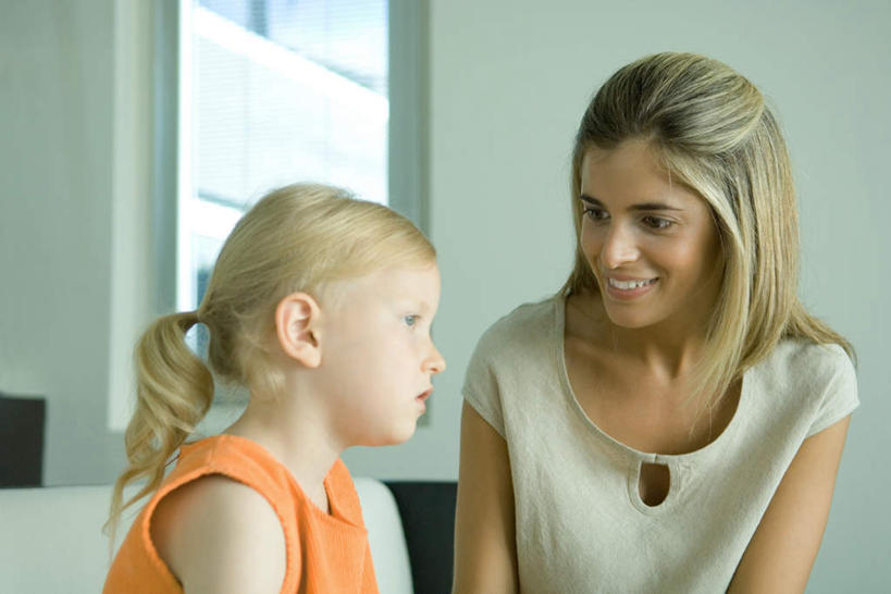 西方人,儿童,两个人,母亲,女儿,坐,笑,微笑,露齿笑,横图,室内,白天,正面,纯洁,窗户,沙发,欧洲,欧洲人,服装,墙,注视,休闲装,玻璃窗,墙壁,墙面,小孩,衣服,观察,看,休闲,母女,休闲服,可爱,母爱,童年,童趣,服饰,观看,察看,关注,童真,烂漫,无邪,天真,年轻女性,女孩,女人,女性,白种人,坐着,半身,彩图,女生,皮沙发