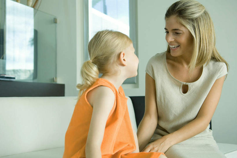 西方人,儿童,两个人,母亲,女儿,坐,笑,微笑,露齿笑,横图,室内,白天,正面,纯洁,窗户,沙发,欧洲,欧洲人,服装,墙,注视,休闲装,玻璃窗,相视,墙壁,墙面,小孩,衣服,观察,看,休闲,母女,面对面,休闲服,可爱,母爱,童年,童趣,服饰,观看,对视,察看,关注,相对,童真,烂漫,无邪,相看,天真,年轻女性,女孩,女人,女性,白种人,坐着,半身,彩图,女生,皮沙发