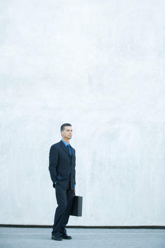 西方人,一个人,商务人士,商务男性,站,竖图,室外,白天,正面,衬衫,欧洲,欧洲人,仅一个男性,仅一个人,套装,包,瓷砖,地砖,书包,墙,地面,拿,拿着,注视,墙壁,墙面,仅一个年轻男性,一个,背包,观察,看,站着,单个,观看,察看,关注,商务装,工薪阶层,男人,男性,年轻男性,白种人,白领,上班族,插兜,两手抄兜,两手放兜,手插兜,手放口袋,站立,彩图,全身,衬衣,双肩包