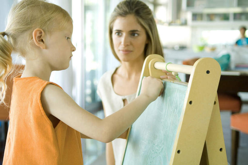 西方人,儿童,两个人,母亲,女儿,站,横图,室内,白天,正面,纯洁,地板,椅子,欧洲,欧洲人,写,服装,笔,木椅,墙,地面,注视,休闲装,木地板,墙壁,墙面,小孩,衣服,黑板,观察,看,站着,休闲,母女,休闲服,可爱,母爱,童年,童趣,服饰,观看,察看,关注,童真,烂漫,无邪,天真,年轻女性,女孩,女人,女性,白种人,站立,半身,彩图,女生