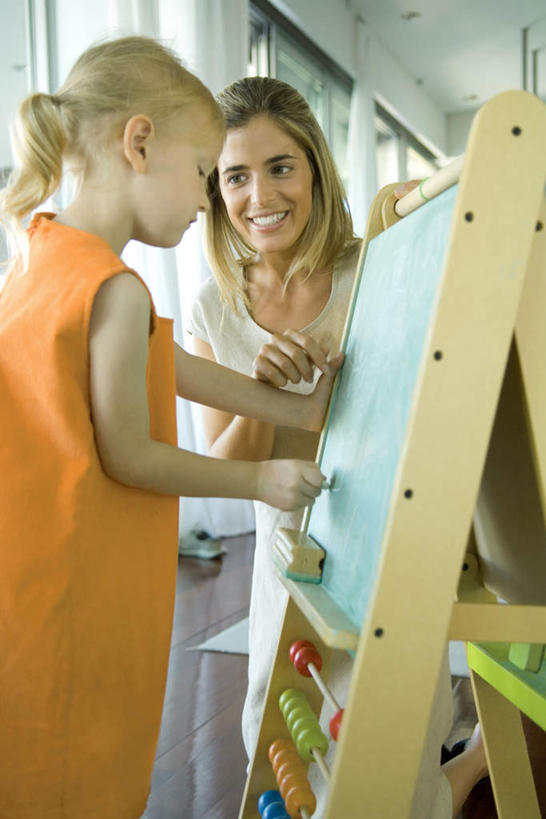 西方人,儿童,两个人,母亲,女儿,站,笑,微笑,露齿笑,竖图,室内,白天,正面,纯洁,地板,椅子,欧洲,欧洲人,写,服装,笔,木椅,墙,地面,注视,休闲装,木地板,墙壁,墙面,小孩,衣服,黑板,观察,看,站着,休闲,母女,休闲服,可爱,母爱,童年,童趣,服饰,观看,察看,关注,童真,烂漫,无邪,天真,年轻女性,女孩,女人,女性,白种人,站立,半身,彩图,女生