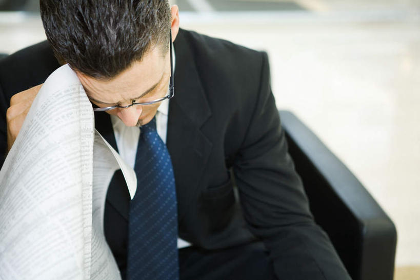 西方人,一个人,商务人士,商务男性,坐,横图,俯视,室内,白天,衬衫,沙发,欧洲,欧洲人,仅一个男性,仅一个人,套装,瓷砖,地砖,地面,注视,仅一个年轻男性,低头,观察,看,观看,察看,关注,商务装,工薪阶层,男人,男性,年轻男性,白种人,白领,上班族,坐着,半身,彩图,高角度拍摄,衬衣,皮沙发