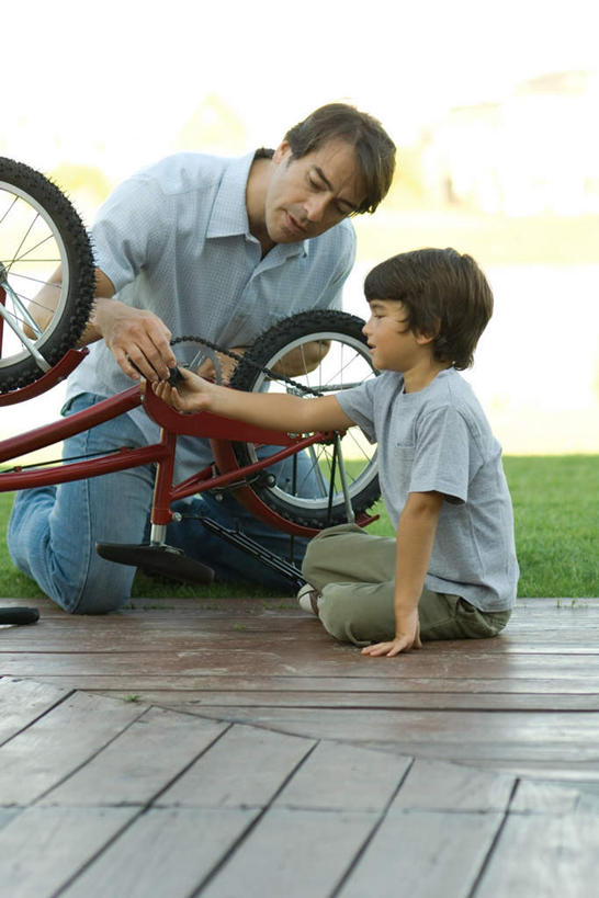 西方人,儿童,两个人,父亲,儿子,坐,竖图,俯视,室内,白天,纯洁,草地,草坪,植物,地板,自行车,欧洲,欧洲人,一辆,服装,地面,注视,休闲装,木地板,车,脚踏车,草,小孩,衣服,绿色,交通工具,观察,看,休闲,父子,休闲服,父爱,可爱,童年,童趣,服饰,观看,修,察看,关注,童真,烂漫,无邪,天真,男孩,男人,男性,年轻男性,白种人,坐着,半身,彩图,高角度拍摄,男生