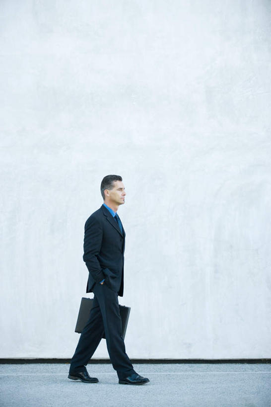 西方人,一个人,商务人士,商务男性,站,竖图,室外,白天,侧面,衬衫,欧洲,欧洲人,仅一个男性,仅一个人,握,套装,包,瓷砖,地砖,公文包,墙,地面,拿,拿着,注视,墙壁,墙面,仅一个年轻男性,一个,观察,看,站着,握着,单个,公事包,观看,察看,关注,商务装,工薪阶层,男人,男性,年轻男性,白种人,白领,上班族,站立,彩图,全身,衬衣