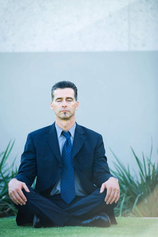 西方人,一个人,商务人士,商务男性,坐,闭眼,摸,盘腿,竖图,室外,白天,正面,衬衫,草地,草坪,植物,欧洲,欧洲人,仅一个男性,仅一个人,抚摸,套装,墙,注视,墙壁,墙面,草,仅一个年轻男性,绿色,商务装,工薪阶层,男人,男性,年轻男性,白种人,白领,上班族,闭眼睛,闭着眼,闭着眼睛,触摸,接触,盘腿而坐,盘膝,盘着腿的,盘着腿坐,双腿交叉,坐着,彩图,全身,衬衣