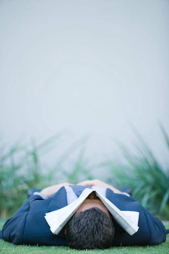 西方人,一个人,商务人士,商务男性,躺,竖图,室外,白天,正面,衬衫,草地,草坪,植物,欧洲,欧洲人,仅一个男性,仅一个人,套装,墙,注视,墙壁,墙面,草,仅一个年轻男性,绿色,观察,看,观看,察看,关注,商务装,工薪阶层,卧着,男人,男性,年轻男性,白种人,白领,上班族,躺着,卧,半身,彩图,衬衣