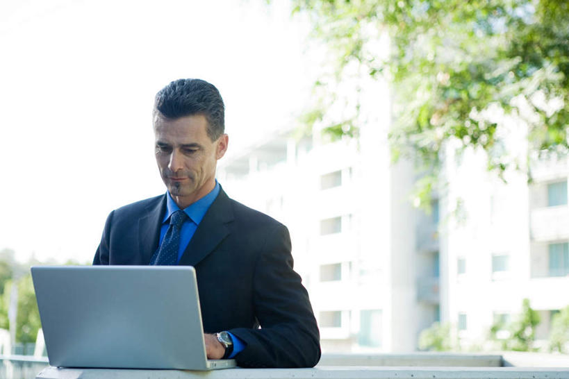 西方人,一个人,商务人士,商务男性,家,坐,横图,室外,白天,正面,衬衫,电脑,笔记本电脑,植物,窗户,落地窗,桌子,欧洲,欧洲人,仅一个男性,仅一个人,套装,办公桌,房屋,屋子,注视,通讯设备,楼房,玻璃窗,住宅,树,树木,仅一个年轻男性,绿色,自然,观察,看,生长,成长,观看,察看,无线,操作,关注,通信设备,商务装,便携式电脑,工薪阶层,手提电脑,男人,男性,年轻男性,白种人,白领,上班族,坐着,半身,彩图,衬衣,房子