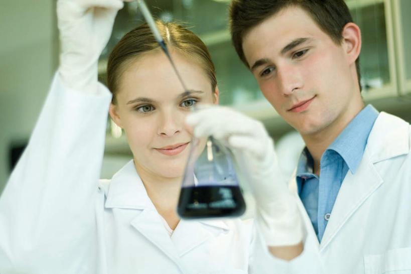 西方人,两个人,科学家,站,笑,微笑,横图,室内,白天,正面,实验,仪器,柜子,欧洲,欧洲人,研究,透明,分析,科学,化学,测试,滴管,液体,实验室,研究室,注视,玻璃制品,黑色,玻璃瓶,瓶子,观察,看,站着,器皿,观看,科研,察看,操作,关注,化验,检验,计量,试验室,科学研究者,玻璃仪器,试验耗材,实验用品,男人,男性,年轻男性,年轻女性,女人,女性,白种人,科学工作者,玻璃杯,站立,半身,彩图