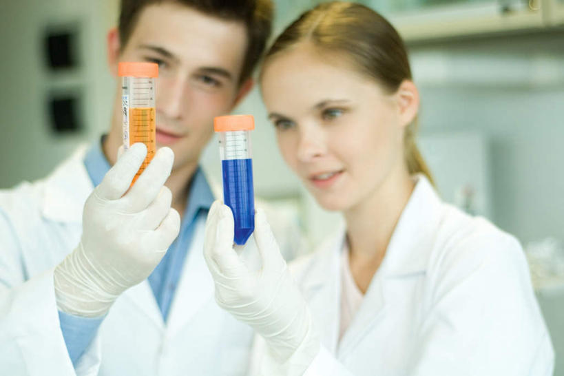 西方人,两个人,科学家,站,笑,微笑,横图,室内,白天,正面,实验,仪器,柜子,门,杯子,欧洲,欧洲人,朦胧,模糊,研究,透明,分析,科学,化学,测试,试管,液体,实验室,研究室,注视,玻璃制品,黄色,蓝色,玻璃瓶,瓶子,门框,观察,看,站着,器皿,观看,科研,察看,操作,关注,化验,检验,计量,试验室,科学研究者,玻璃仪器,试验耗材,实验用品,男人,男性,年轻男性,年轻女性,女人,女性,白种人,科学工作者,玻璃杯,站立,半身,彩图