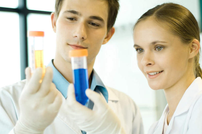 西方人,两个人,科学家,站,笑,微笑,露齿笑,横图,室内,白天,正面,实验,仪器,窗户,柜子,杯子,欧洲,欧洲人,朦胧,模糊,研究,透明,分析,科学,化学,测试,试管,液体,实验室,研究室,注视,玻璃窗,玻璃制品,黄色,蓝色,玻璃瓶,瓶子,观察,看,站着,器皿,观看,科研,察看,操作,关注,化验,检验,计量,试验室,科学研究者,玻璃仪器,试验耗材,实验用品,男人,男性,年轻男性,年轻女性,女人,女性,白种人,科学工作者,玻璃杯,站立,半身,彩图