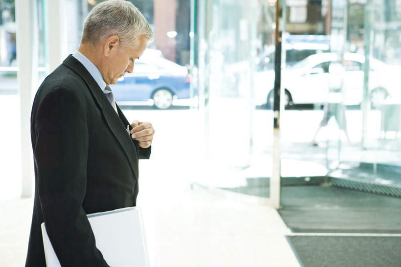 西方人,一个人,商务人士,商务男性,站,摸,横图,室内,白天,侧面,衬衫,窗户,落地窗,门,汽车,欧洲,欧洲人,仅一个男性,仅一个人,许多,握,套装,材料,档案,文件,拿,拿着,注视,玻璃窗,车,资料,门框,交通工具,轿车,低头,观察,看,站着,仅一个老年男性,握着,观看,察看,关注,文档,商务装,工薪阶层,老年男性,男人,男性,白种人,白领,上班族,触摸,站立,半身,彩图,衬衣