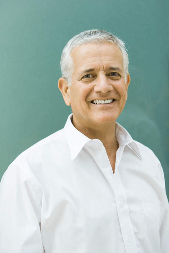 西方人,一个人,商务人士,商务男性,站,笑,微笑,露齿笑,竖图,室内,特写,白天,正面,衬衫,欧洲,欧洲人,仅一个男性,仅一个人,绿色背景,套装,墙,注视,墙壁,墙面,观察,看,站着,仅一个老年男性,摄影,影棚,观看,察看,关注,商务装,工薪阶层,老年男性,男人,男性,白种人,白领,上班族,站立,半身,彩图,影棚拍摄,衬衣,拍摄