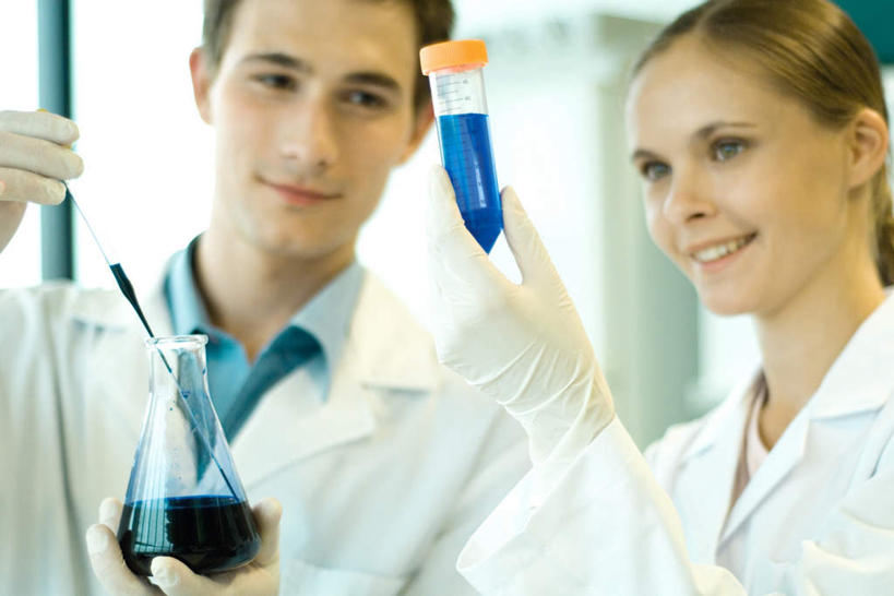 西方人,两个人,科学家,站,举,笑,微笑,横图,室内,白天,正面,实验,仪器,窗户,柜子,杯子,欧洲,欧洲人,研究,透明,分析,科学,化学,测试,试管,液体,实验室,研究室,注视,玻璃窗,玻璃制品,黄色,蓝色,玻璃瓶,瓶子,观察,看,托,站着,器皿,观看,科研,察看,操作,关注,化验,检验,计量,试验室,科学研究者,玻璃仪器,试验耗材,实验用品,男人,男性,年轻男性,年轻女性,女人,女性,白种人,科学工作者,玻璃杯,举着,向上举,向上伸,向上托,站立,半身,彩图