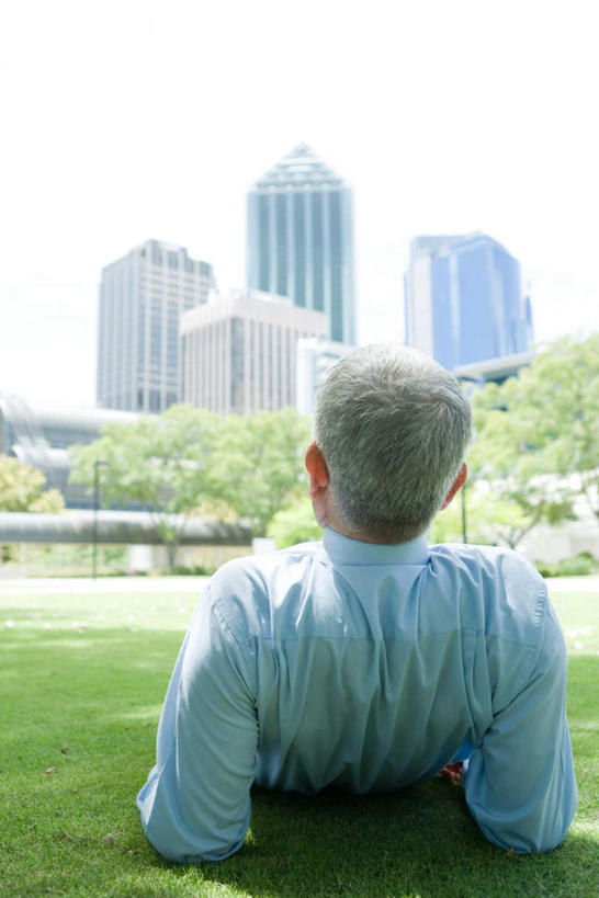 西方人,一个人,商务人士,商务男性,高楼大厦,躺,竖图,室外,白天,衬衫,草地,草坪,植物,大厦,建筑,摩天大楼,欧洲,欧洲人,仅一个男性,仅一个人,撑,阴影,套装,光线,影子,注视,草,背面,蓝色,绿色,蓝天,天空,阳光,天,观察,看,仅一个老年男性,观看,察看,撑着,关注,商务装,工薪阶层,卧着,老年男性,男人,男性,白种人,白领,上班族,躺着,卧,半身,彩图,衬衣,大楼,高层建筑,高楼,摩天楼